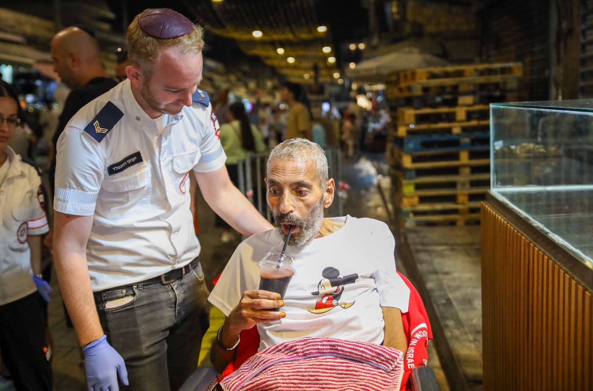 רפאל ומתנדב מגן דוד אדום