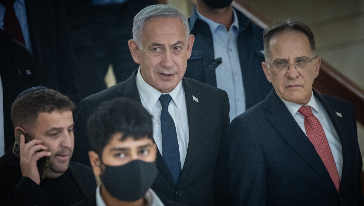 מכה לנתניהו: בית המשפט הרחיק את ראש הסגל מהלשכה