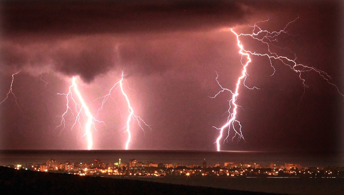 שיא הסופה עוד לפנינו: השירות המטאורולוגי מפרסם אזהרה אדומה חריגה