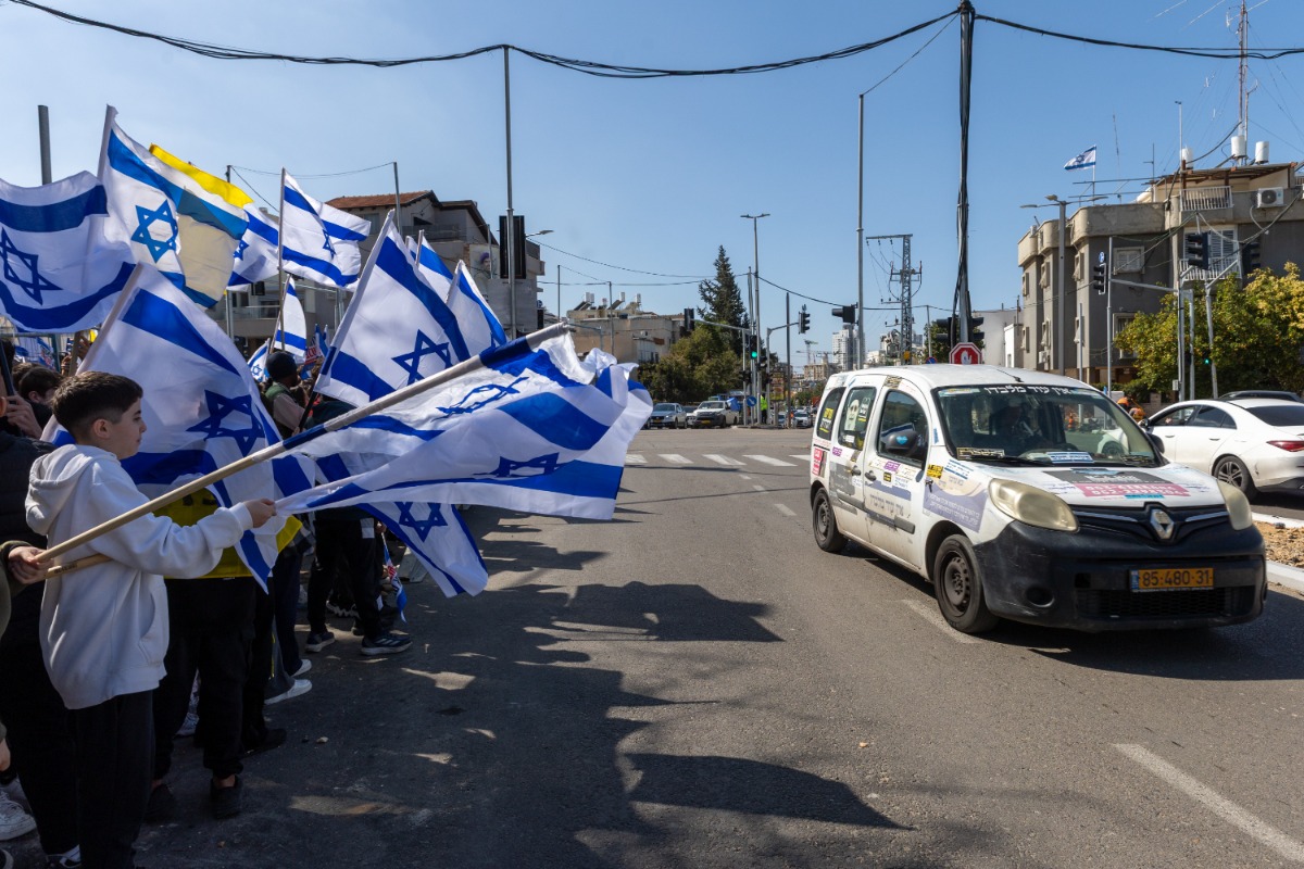 אלפים התאספו בצידי הדרך | 