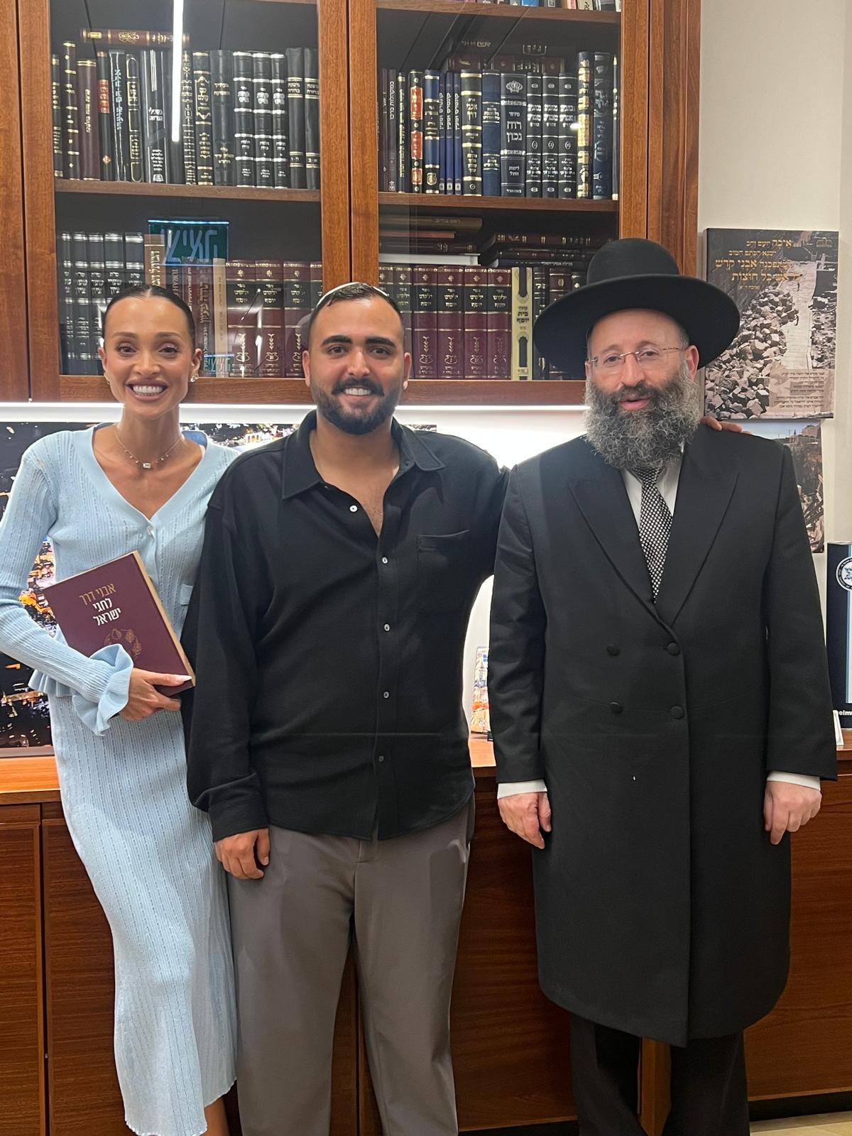 בני הזוג עם רב הכותל | 