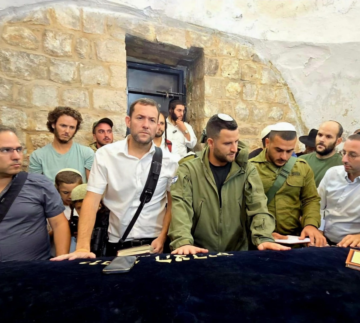 גיא הוכמן עם יוסי דגן בקבר יוסף | 