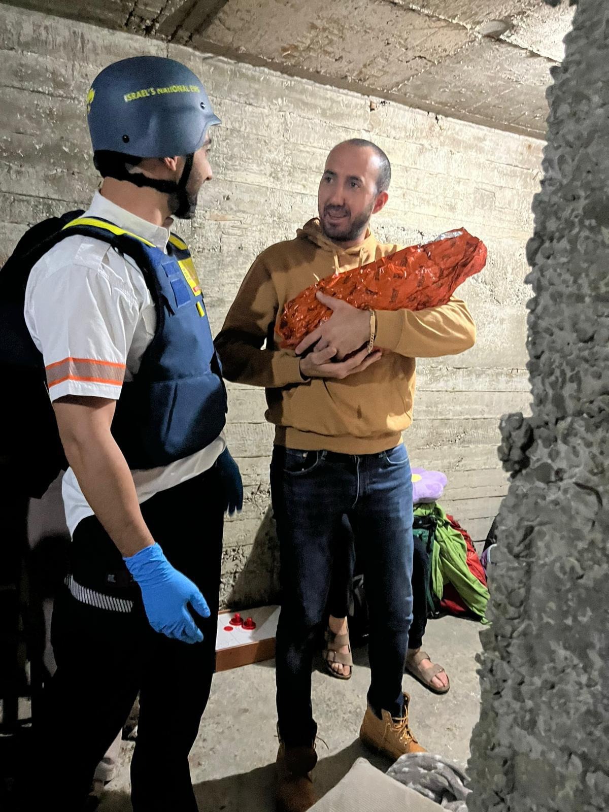 האב עם היילוד ופראמדיק מד"א במקלט הציבורי | 