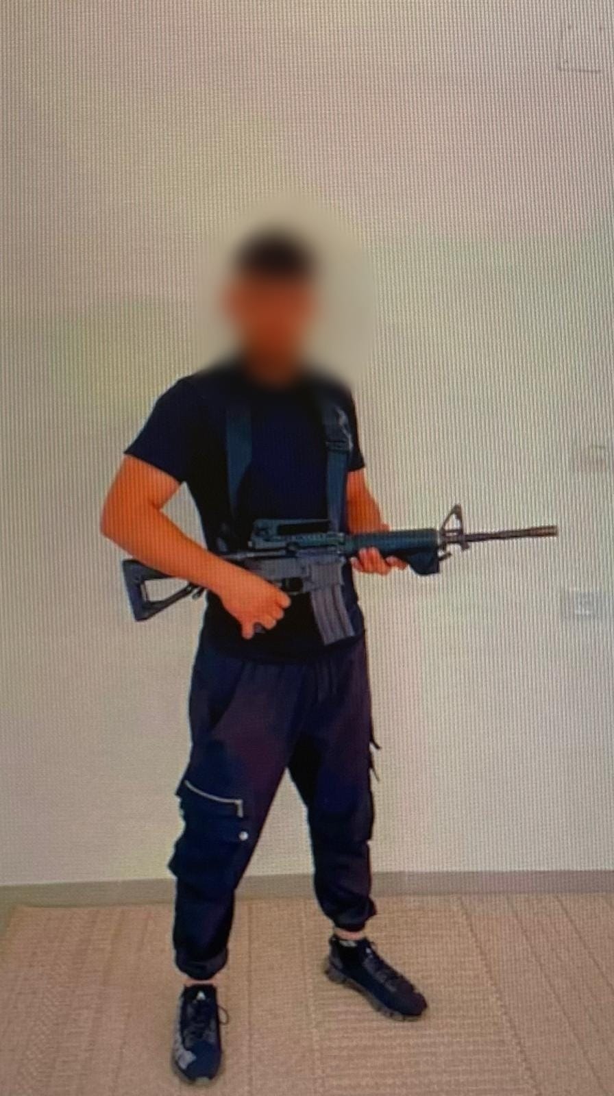 הבעל עם הנשק שהוסתר בביתו |