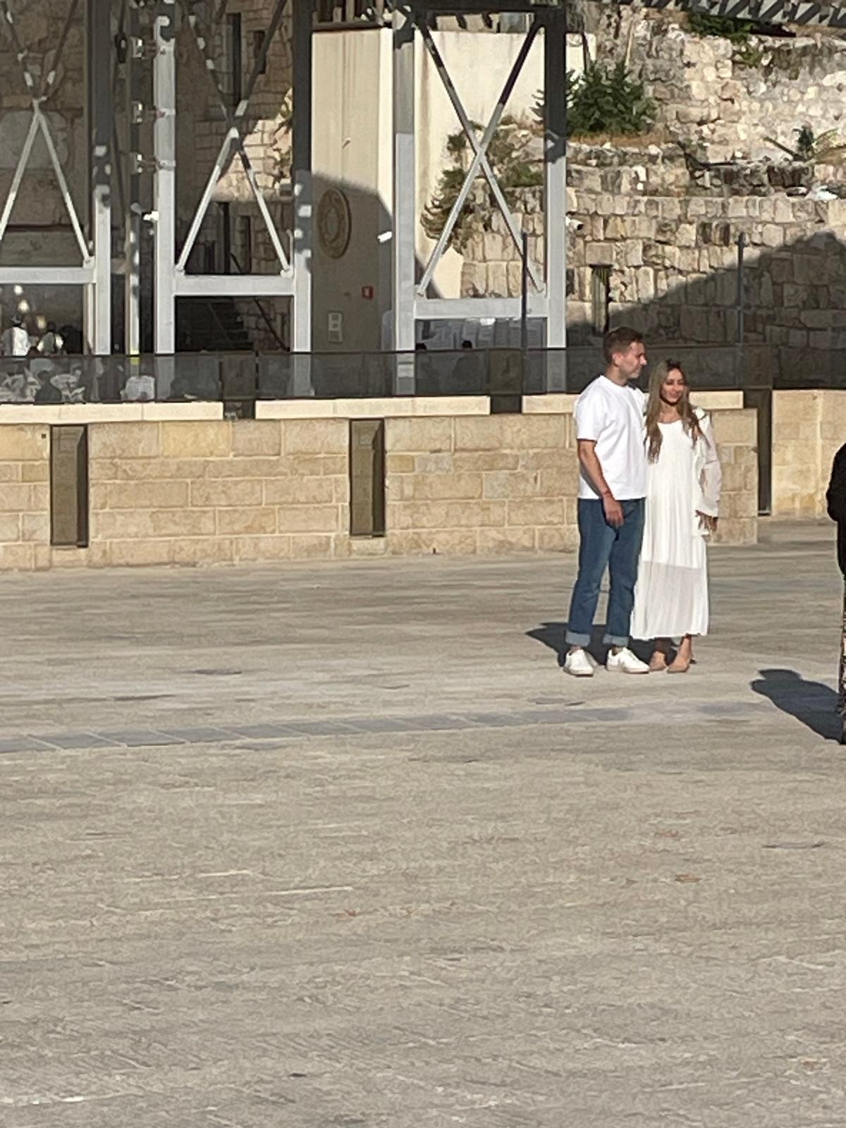 הזוג המאושר בכותל המערבי | 