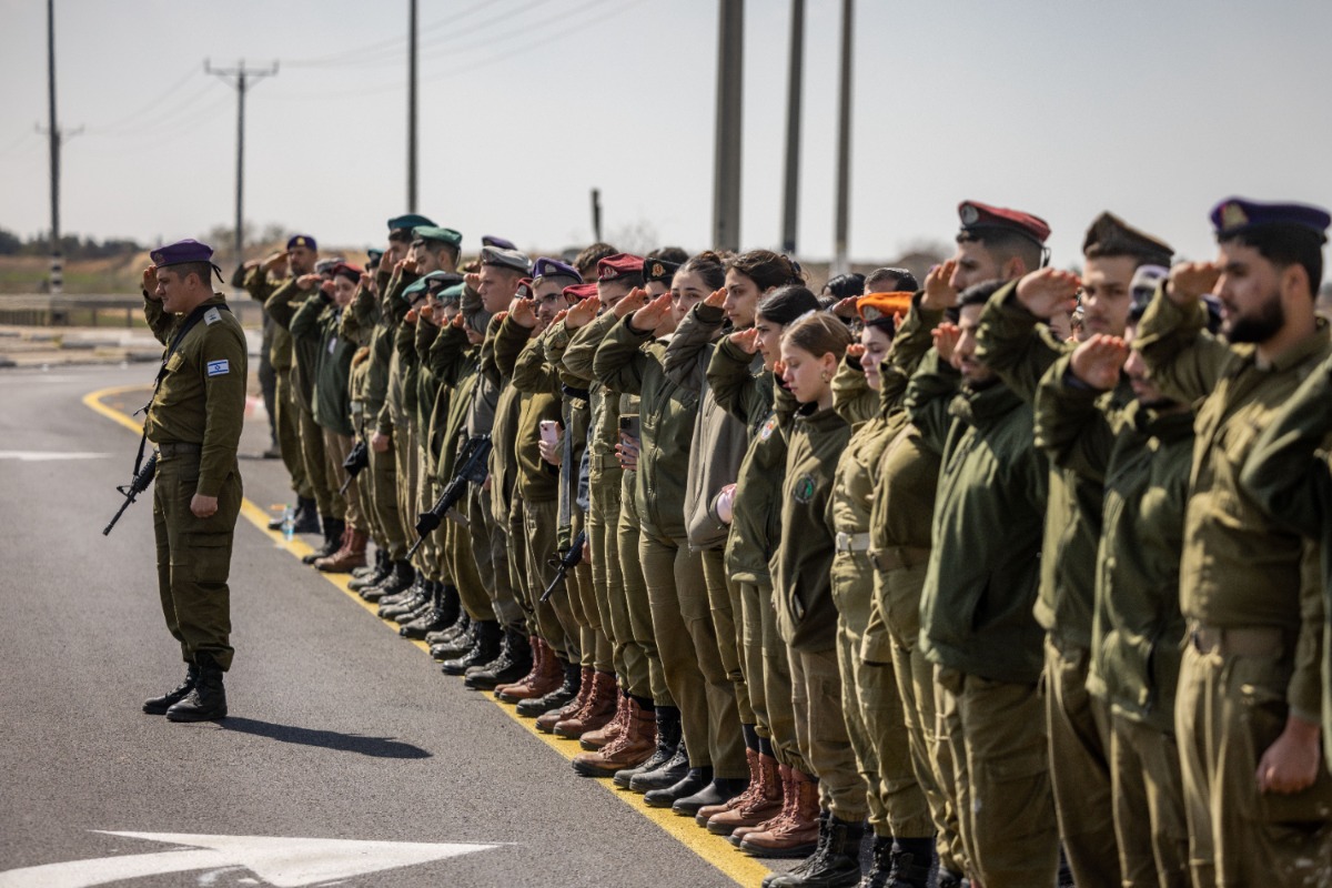 החיילים הצדיעו לשיירה | 