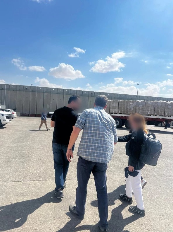 הצעירה היזידית בדרכה הביתה | 
