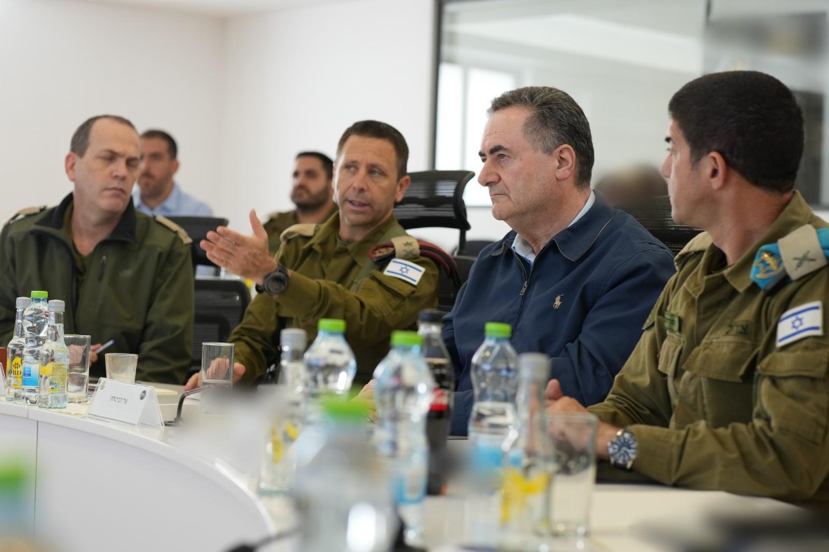 השר כ"ץ עם הנוכחים בפגישה | 