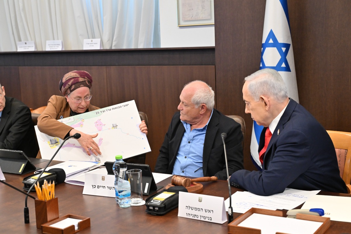 השרה סטרוק מציגה לראש הממשלה ולשר השיכון היכן יוקמו היישובים החדשים | 