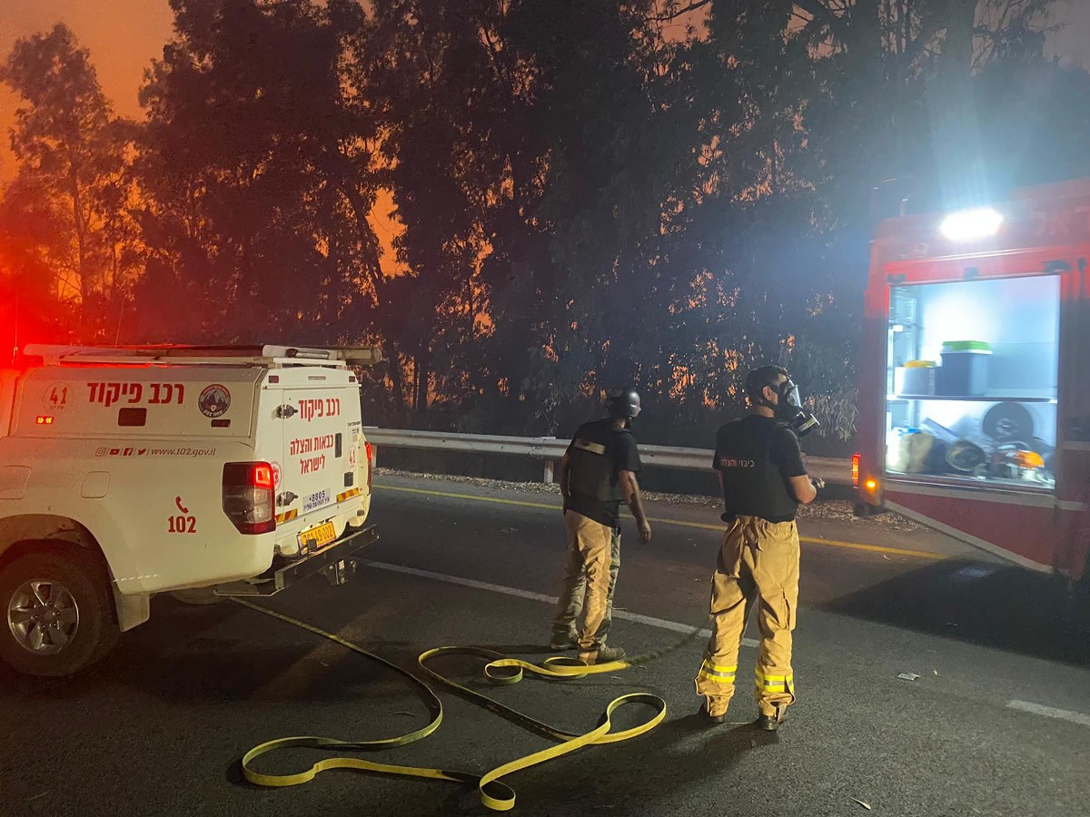 כיבוי אש בזמן כיבוי השריפות שפרצו כתוצאה מהמטח |