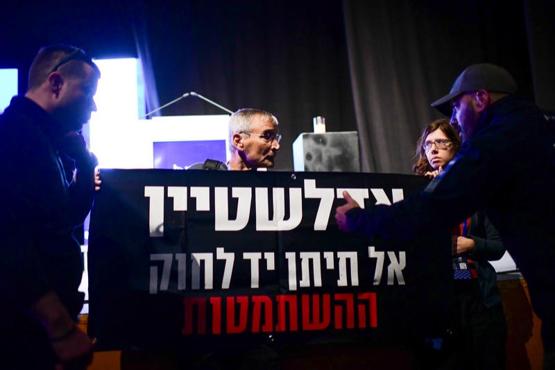 מחאה נגד אדלשטיין בכנס | 