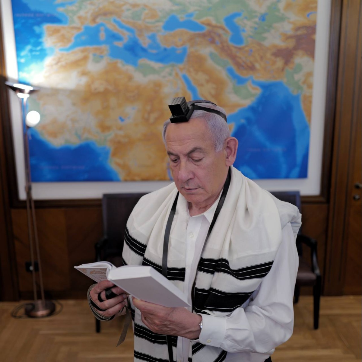 נתניהו מניח תפילין | 