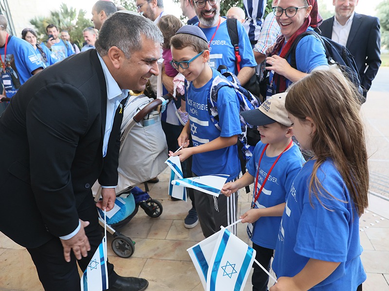 שר הקליטה אופיר סופר עם העולים |