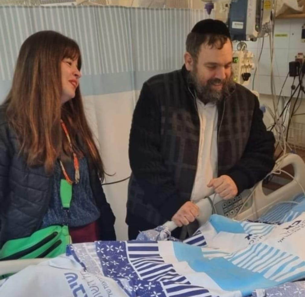 ביקור של חני וחזקי ליפשיץ במחלקת השיקום, לפני כשנה