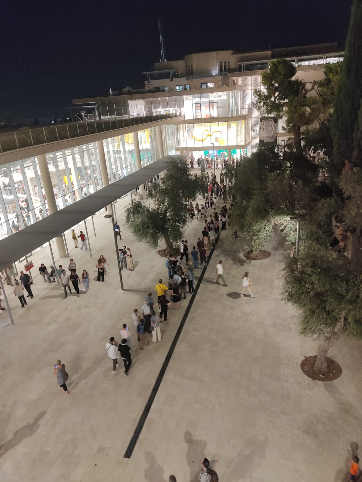 התור בכניסה לבצלאל ביום פתיחת התערוכה