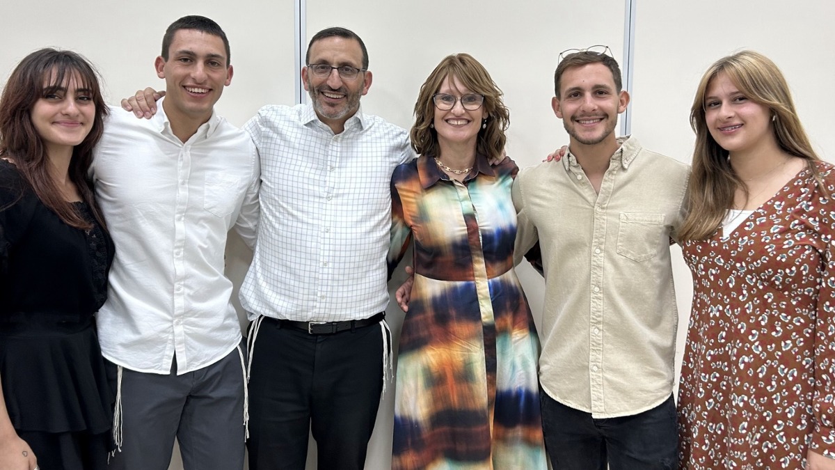מפשחת פרץ. דניאל הי"ד שני מימין, הרב דורון רביעי מימין, יהונתן חמישי מימין