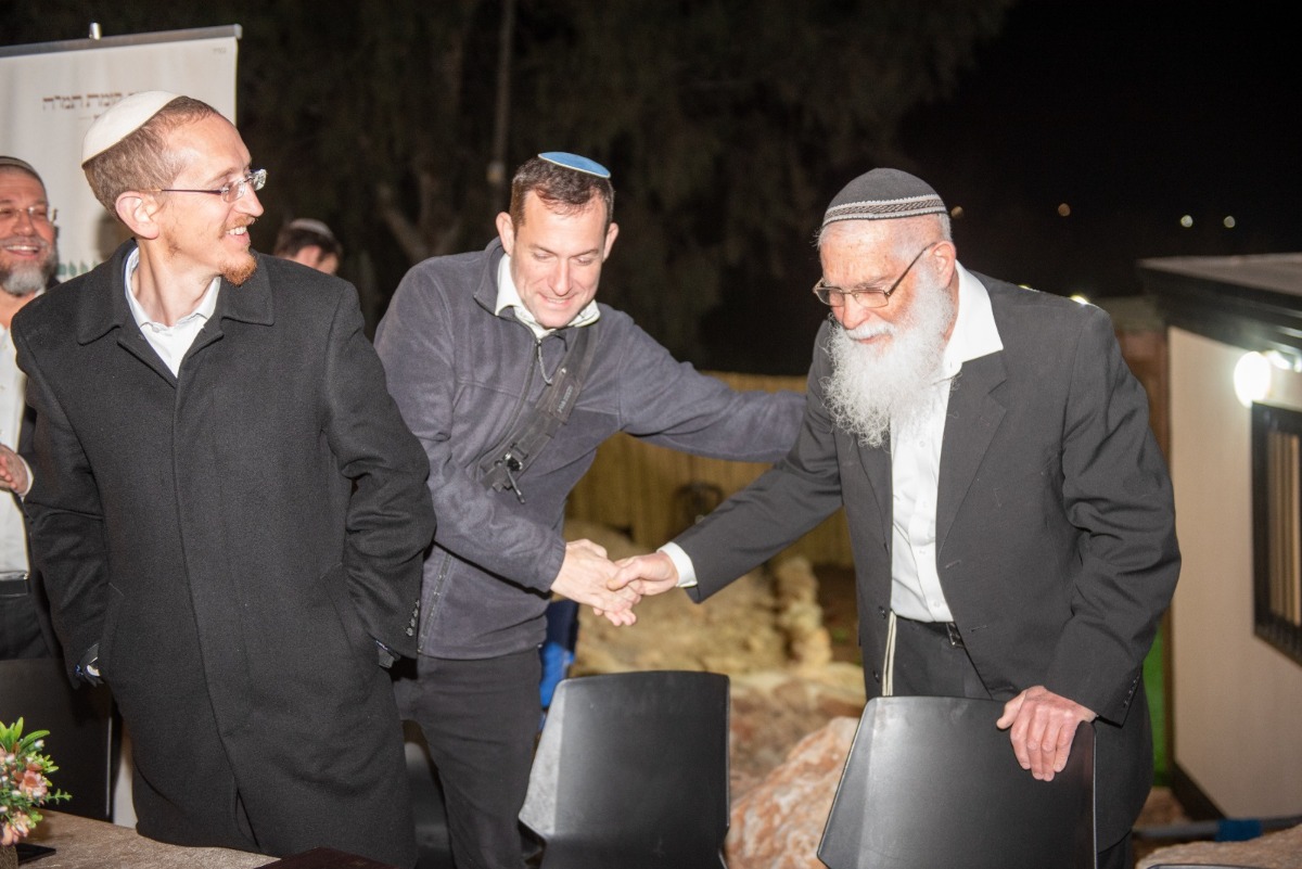 ראש המועצה יוסי דגן לוחץ את היד לרב השומרון הרב אליקים לבנון. משמאל: הרב דניאל לונצר רב היישוב