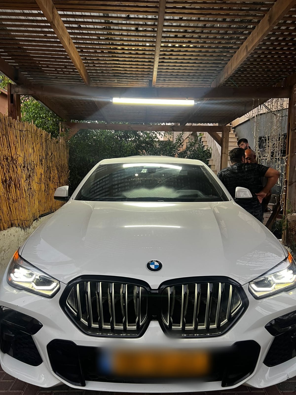 במהלך החיפושים בבתי החשודים נתפס רכוש רב הכולל גם רכבי יוקרה |