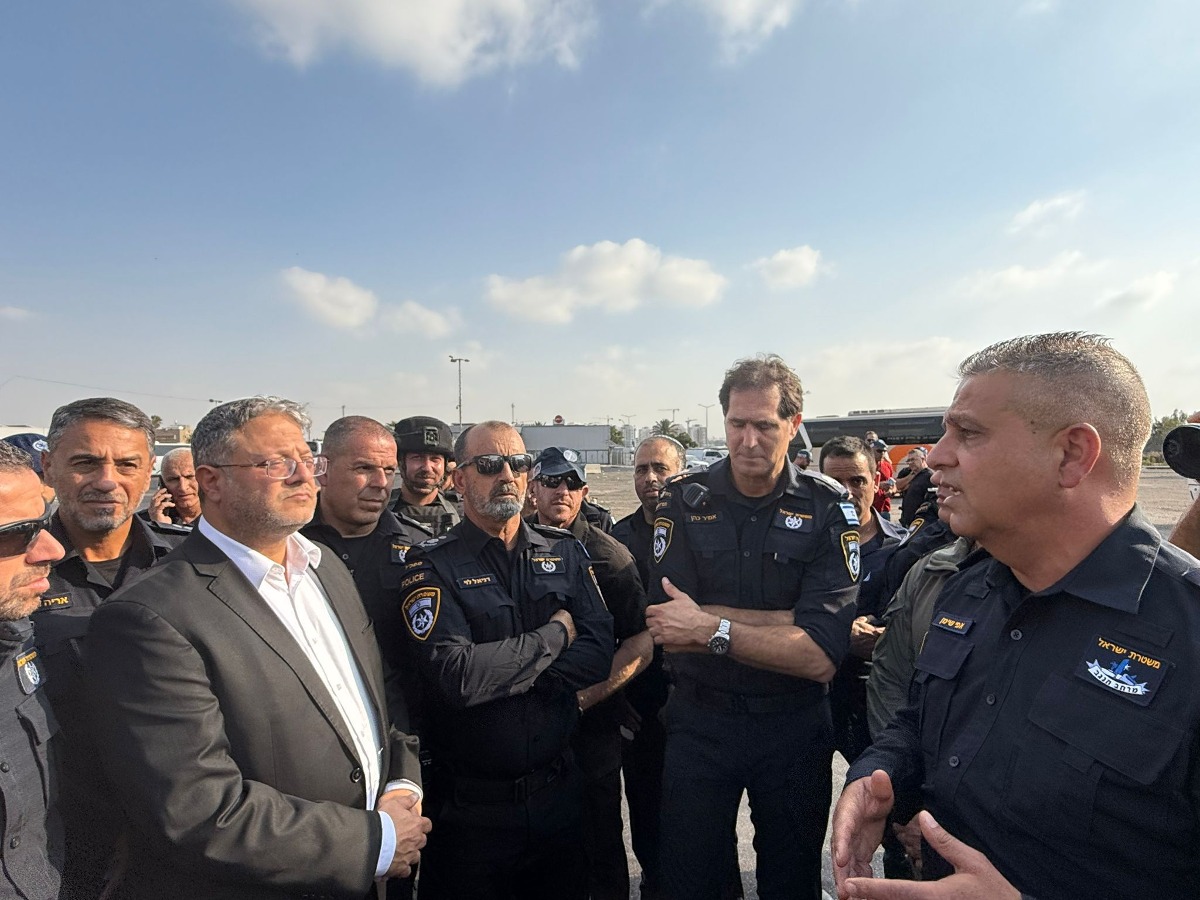 השר בן גביר מפכ"ל המשטרה וניצב מחוז דרום בזירת הפיגוע |