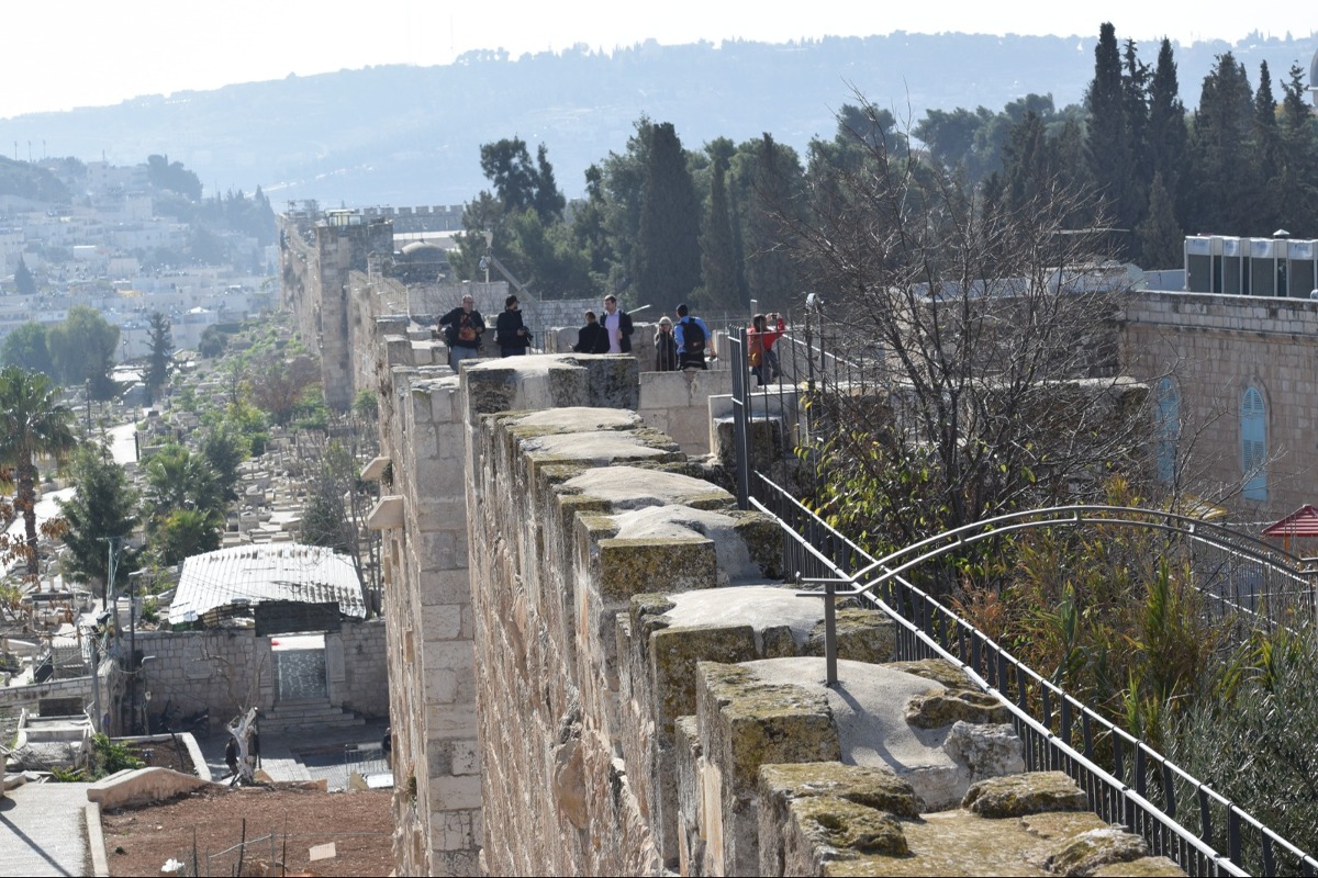 טיילת החומות הצפונית תצפית לכיוון הר הזיתים
