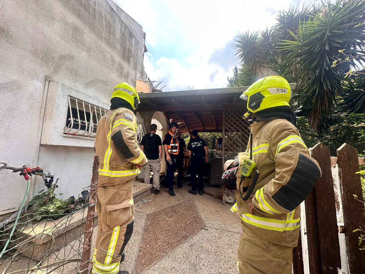לוחמי אש סמוך לבית בגבעת אבני שנפגע ישירות 