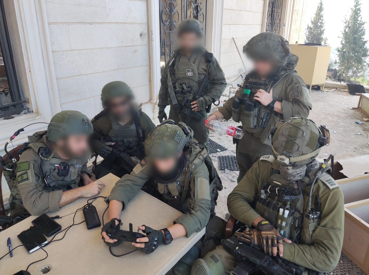 לוחמי יחידה 636 בעת הטסת רחפן בדרום לבנון