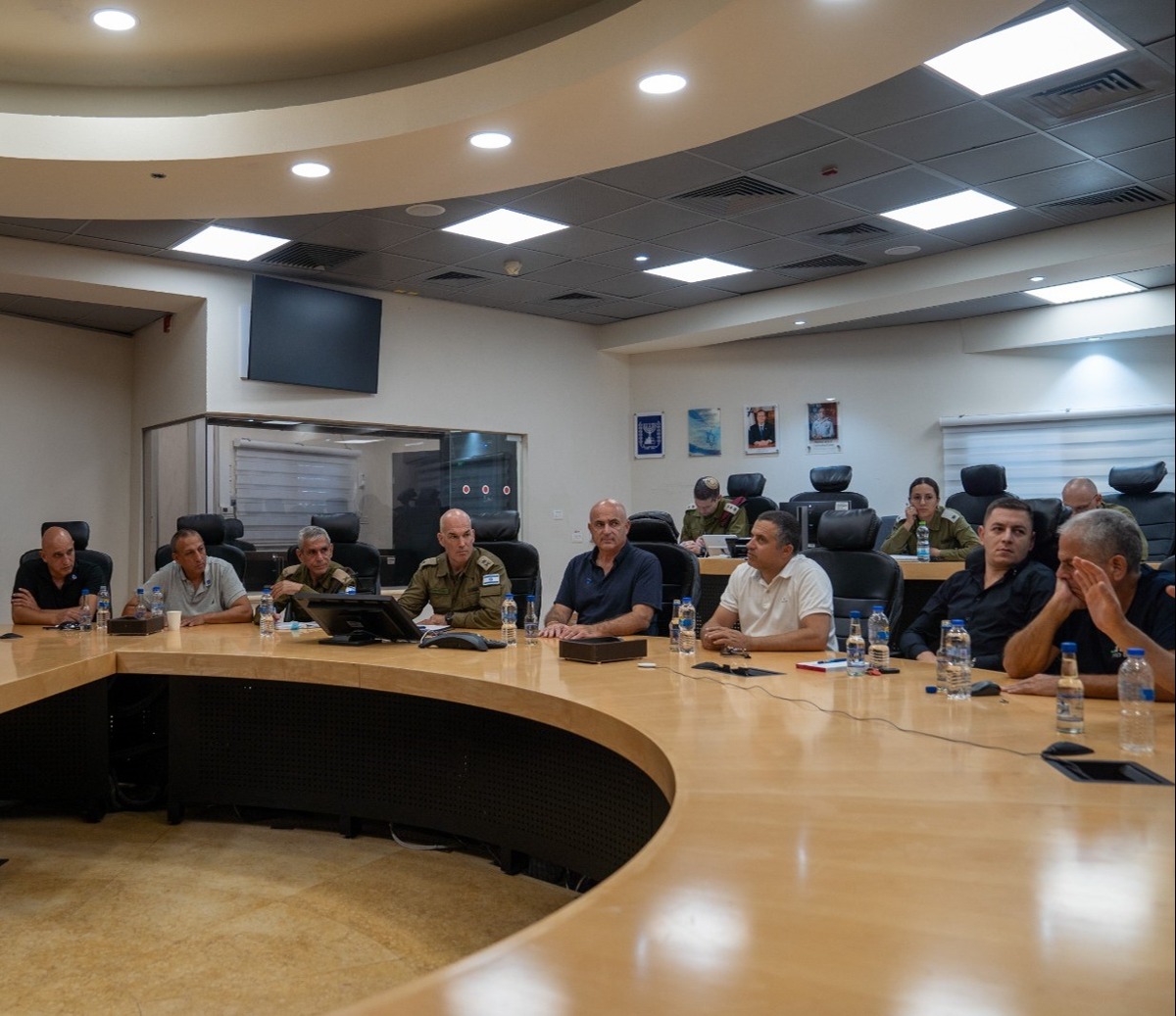 מפגש ראשי הרשויות והאלוף גורדין |