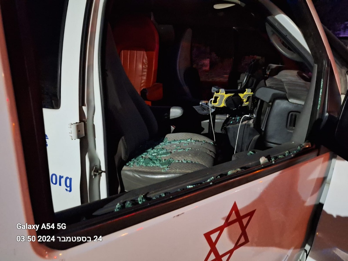 נזק שנגרם לאמבולנס כתוצאה מהירי |