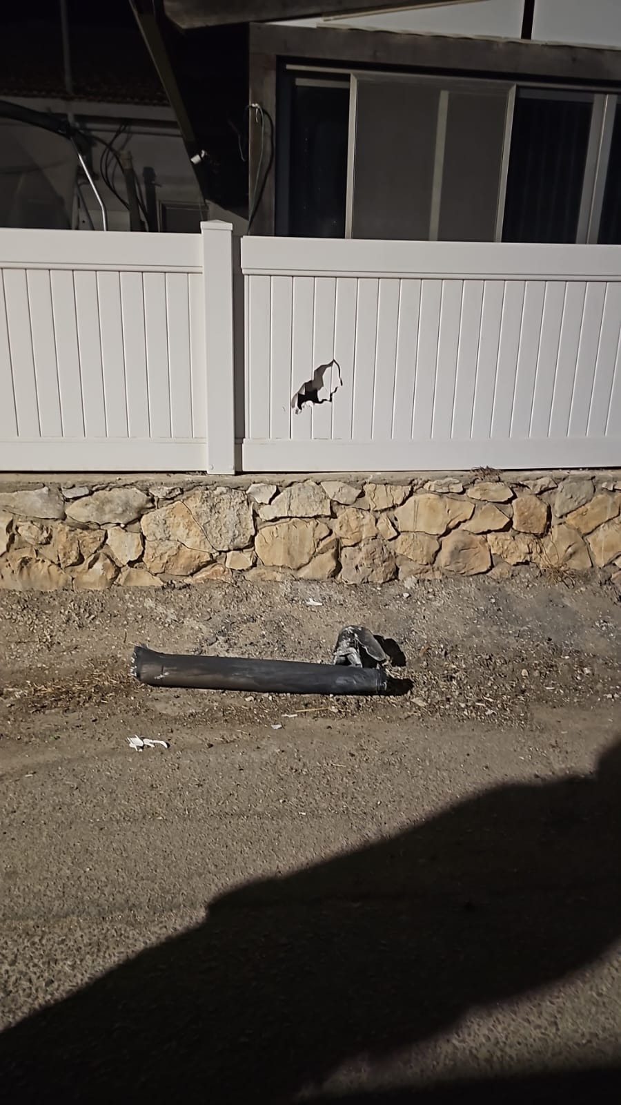 שברי רקטה שיורטה ופגעה בגדר של בית בדלתון