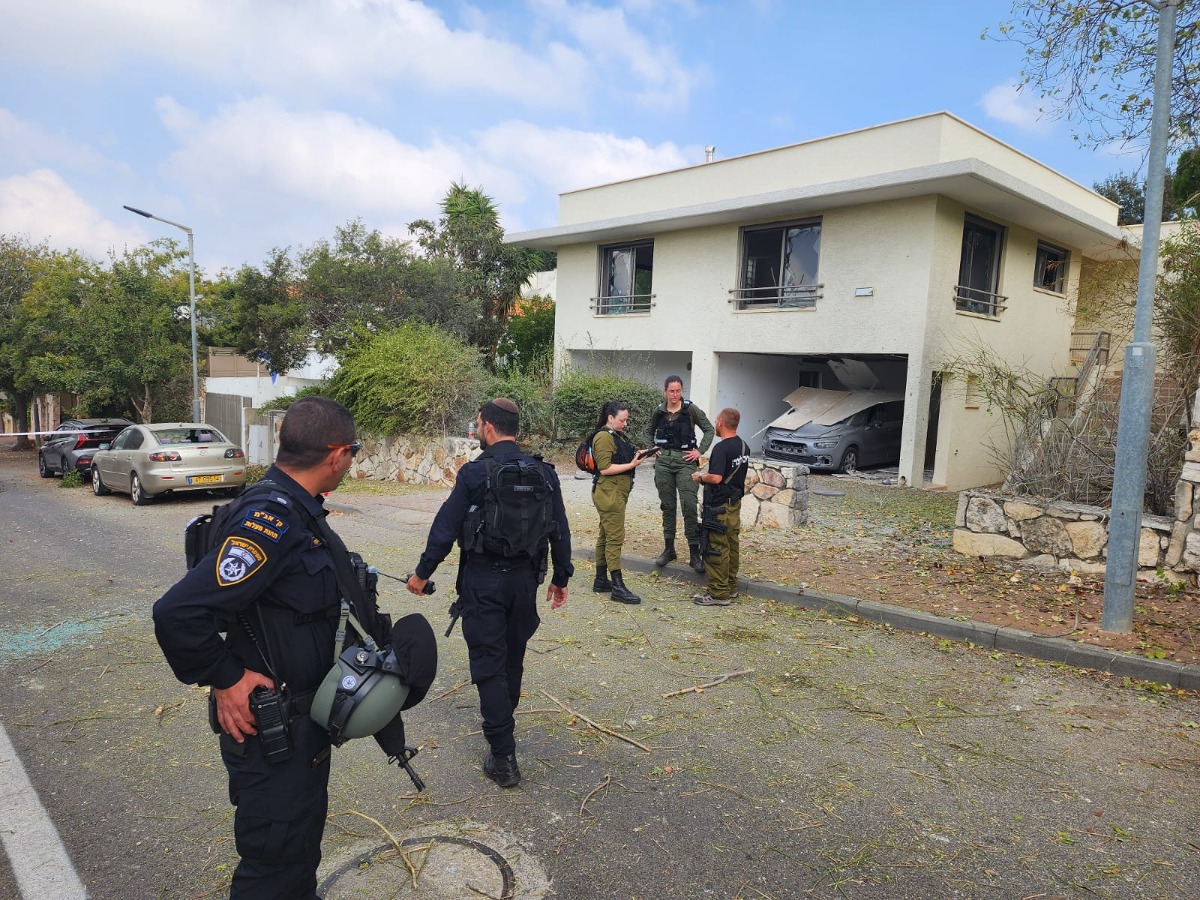 שוטרים וחבלנים במוקד הנפילה בכפר ורדים 