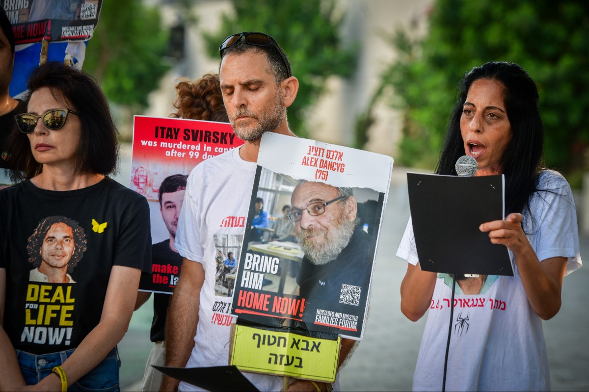 שלט עם תמונתו של דנציג ז"ל בהפגנה למען שחרור החטופים |