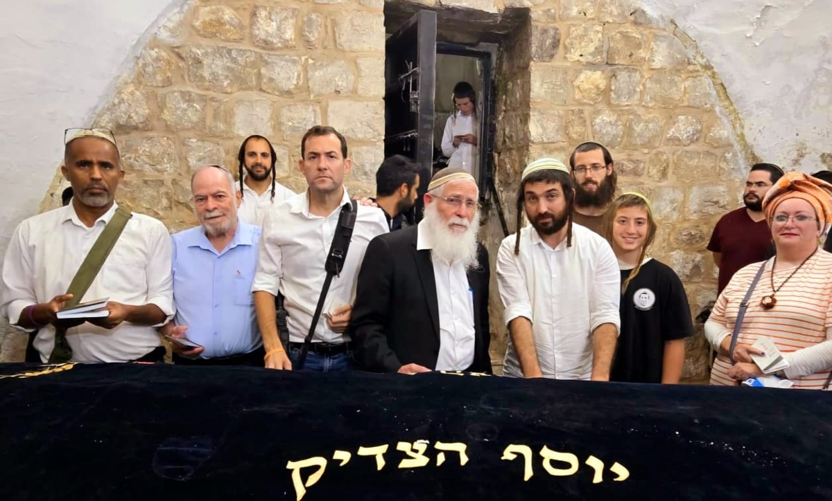 תפילה המונית בקבר יוסף בשכם
