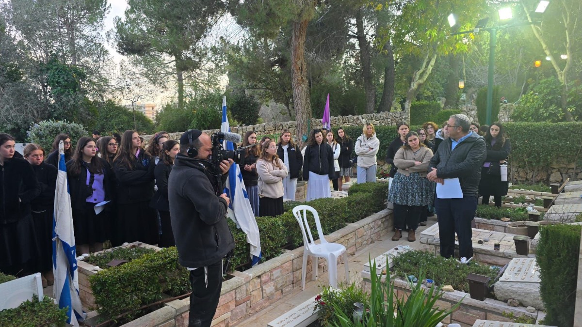 הרב אהד טהרלב ובנות המדרשה ליד הקבר