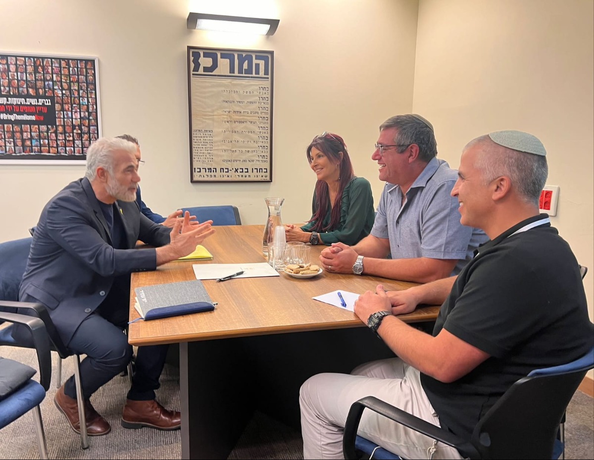 נציגי פורום הגבורה בפגישה עם לפיד