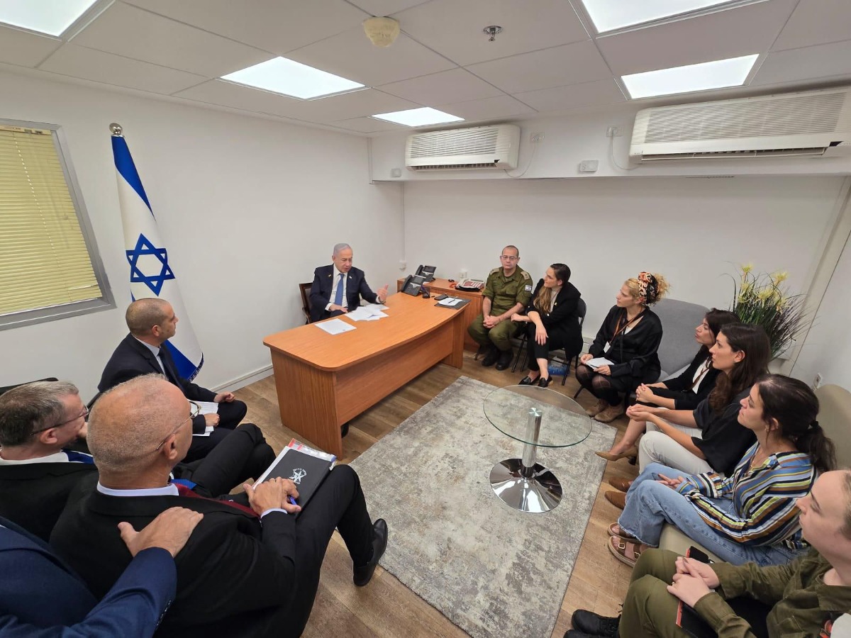ראש הממשלה עם נשות המילואימניקים