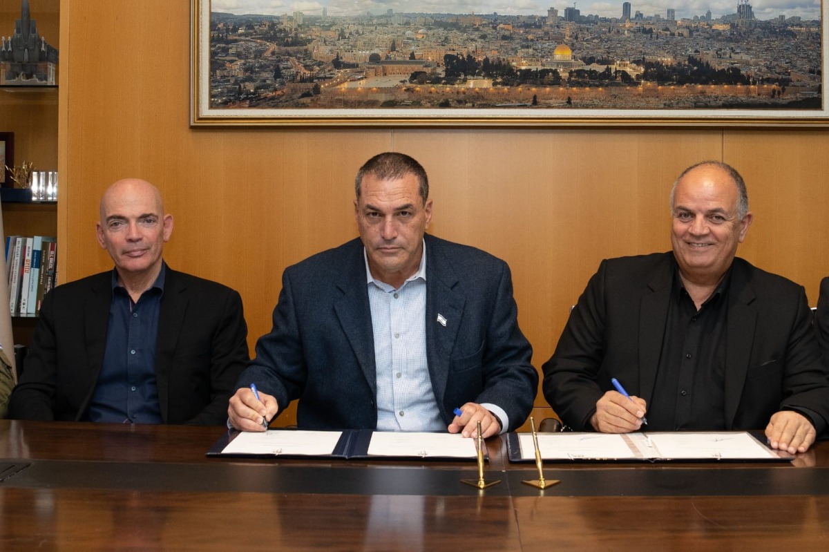 אייל זמיר ובכירי מערכת הביטחון במעמד החתימה