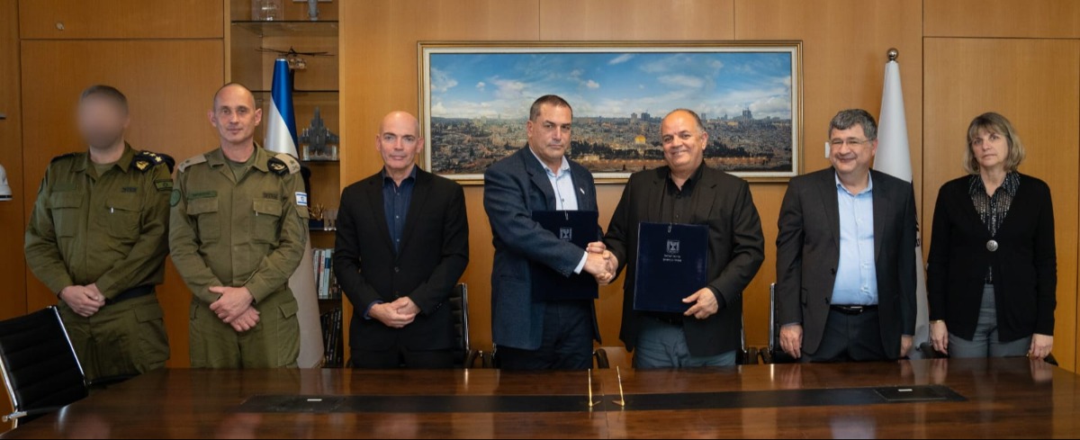 בכירי מערכת הביטחון במעמד החתימה