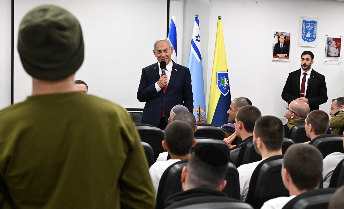 ראש הממשלה בנימין נתניהו בשיחה עם המגוייסים החדשים