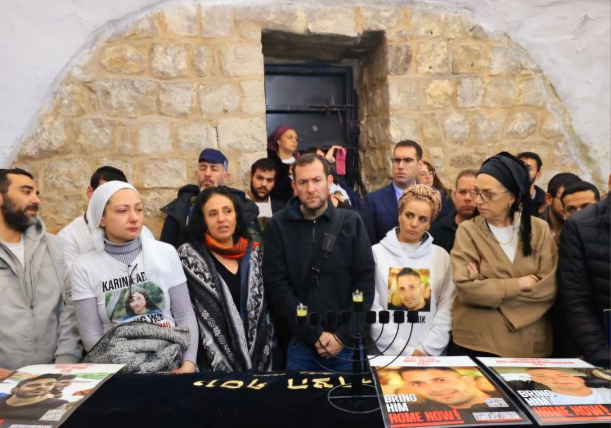 יוסי דגן ומשפחות החטופים בקבר יוסף
