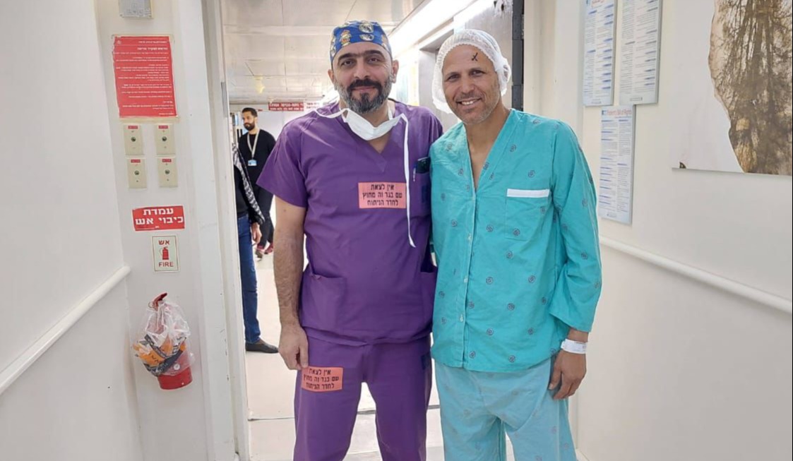 מנחם חולי לצד הרופא שביצע את הניתוח