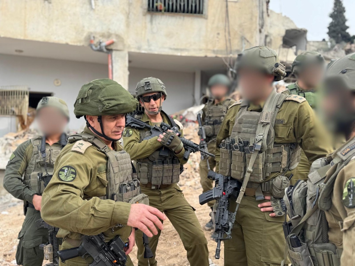 מסיור הבכירים במחנה הפליטטים ג