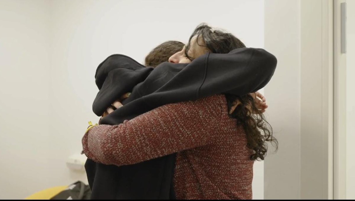 רומי גונן בחיבוק ראשון עם אמה