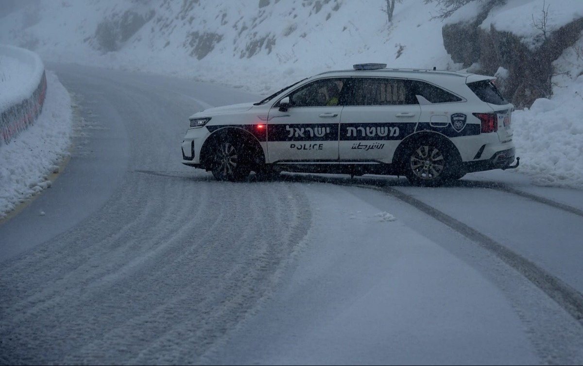 רכב משטרה בשלג