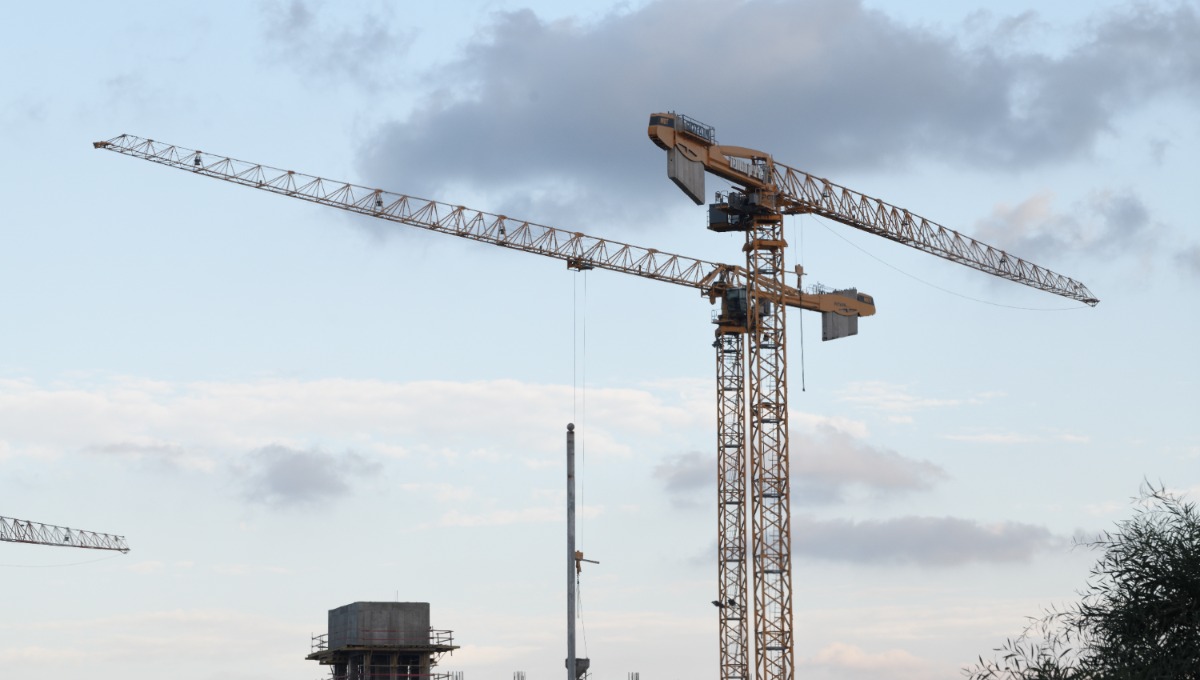 מרוץ נגד הזמן: נער כבן 15 תקוע על עגורן בן 36 קומות בירושלים - צוותי חירום פועלים לחלצו