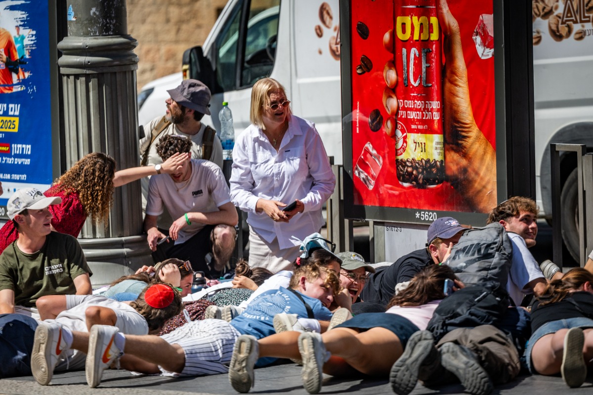 אנשים נשכבים בגלל האזעקה