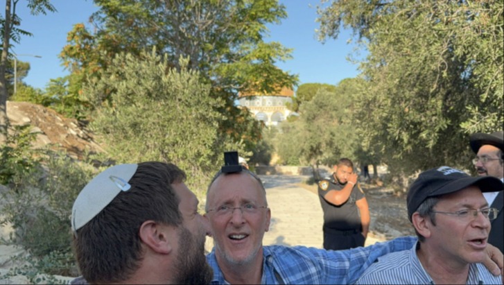הרב ליאו די מניח תפילין בהר הבית