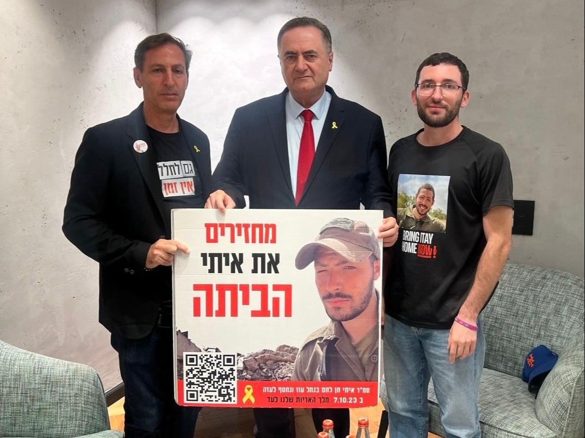 כ"ץ עם משפחתו של איתי חן
