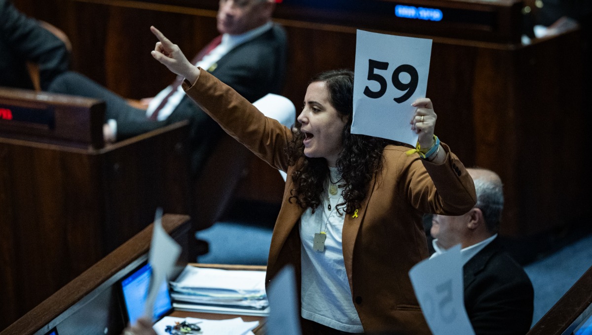 נעמה לזימי מניפה שלט במליאה