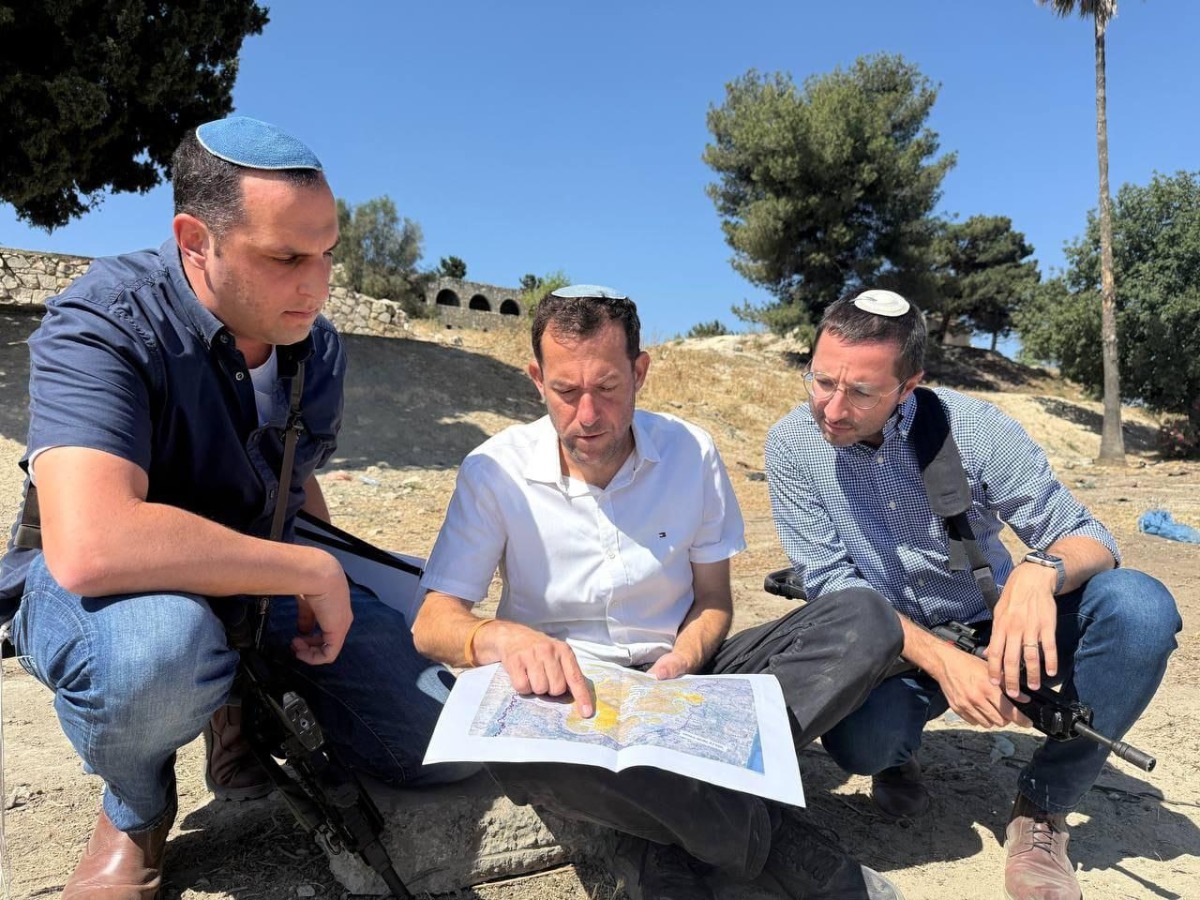 ראש המועצה ומנכ"ל המועצה בישיבת עבודה על חורבות היישוב, ארכיון