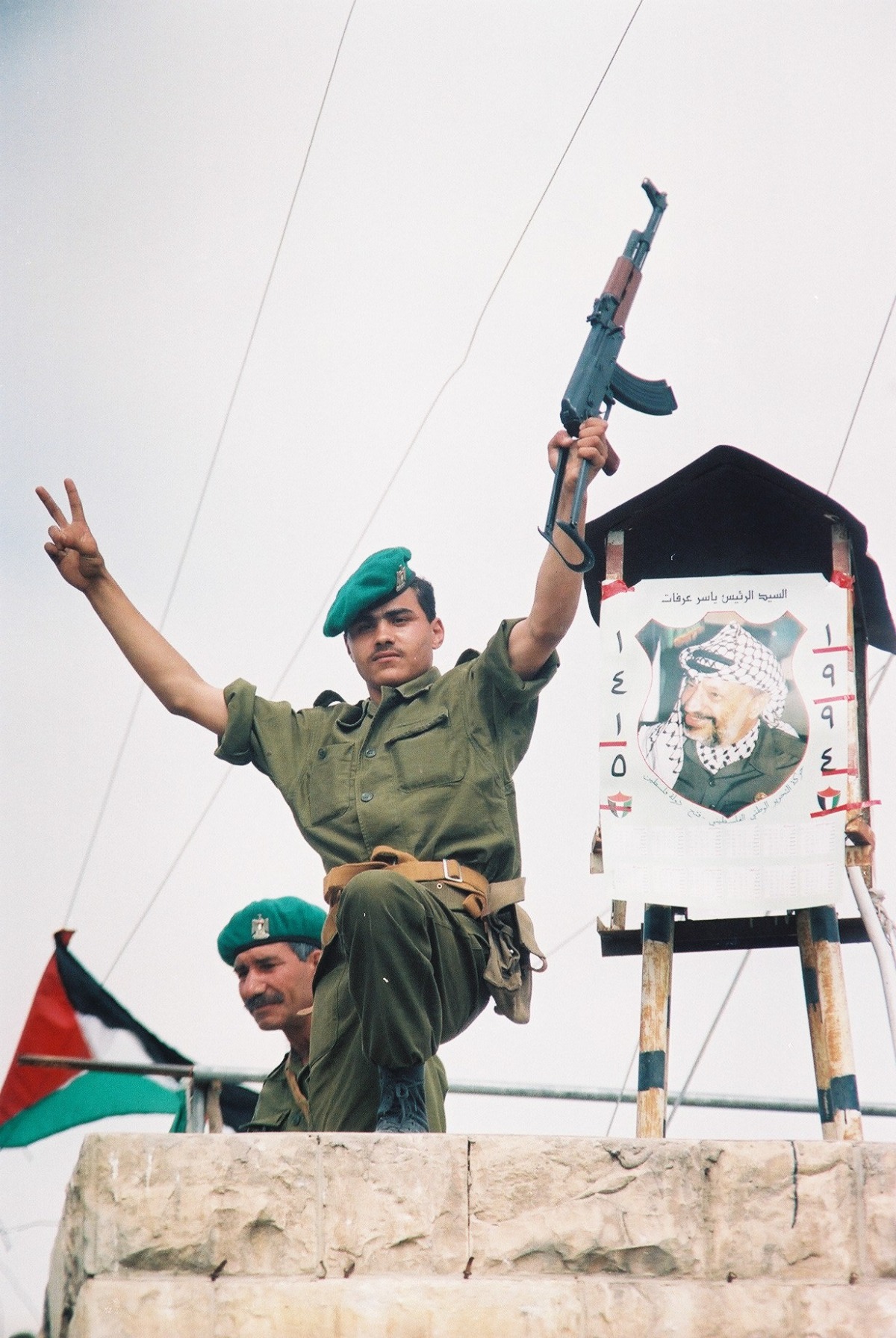 שוטר פלסטיני חוגג ביריחו בתקופת אוסלו